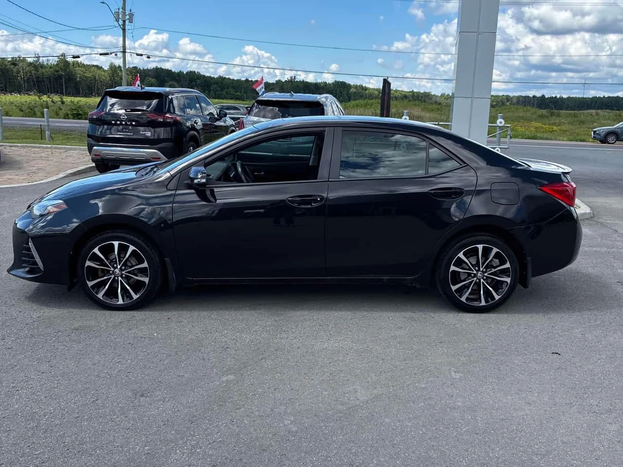 Toyota Corolla * 4dr Sdn Man SE * АВТОКРЕДИТ БЕЗ ПЪРВОНАЧАЛНА , снимка 2 - Автомобили и джипове - 55070235