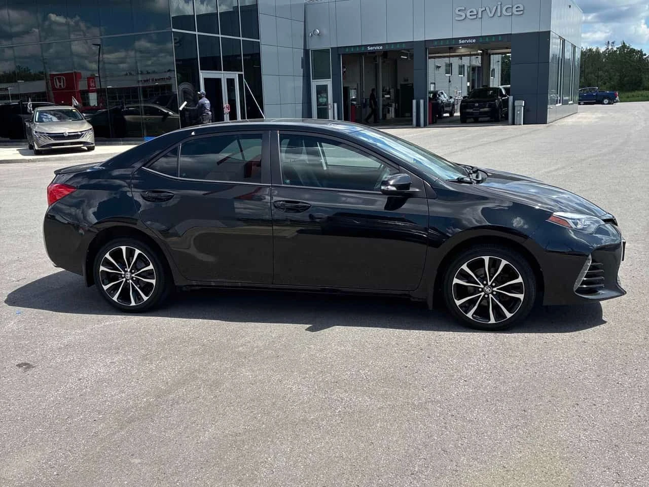 Toyota Corolla * 4dr Sdn Man SE * АВТОКРЕДИТ БЕЗ ПЪРВОНАЧАЛНА , снимка 3 - Автомобили и джипове - 55070235