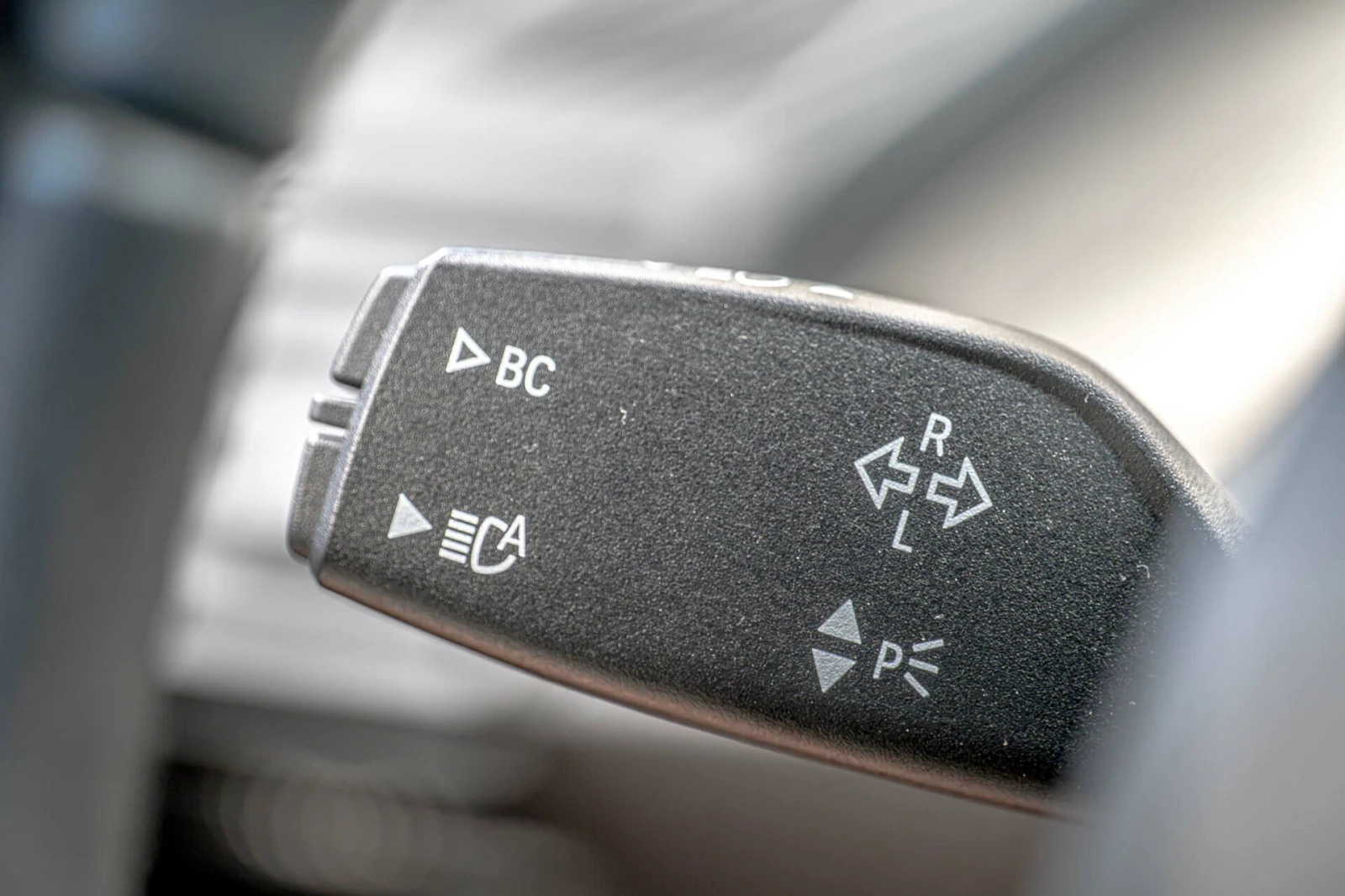 BMW i3 S/120аh/Камера/Подгрев/Lane Assist/Свободен достъп, снимка 12 - Автомобили и джипове - 55190587