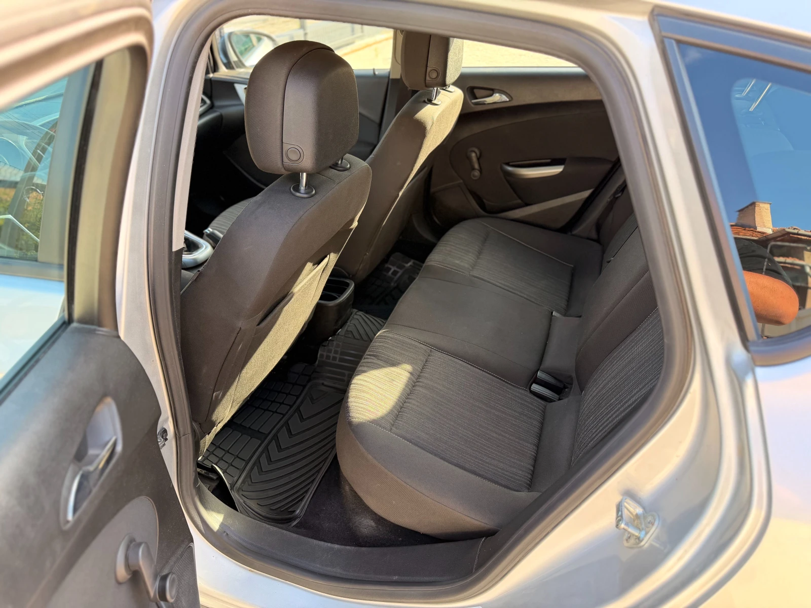 Opel Astra 2.0 CDTI, снимка 9 - Автомобили и джипове - 56247963