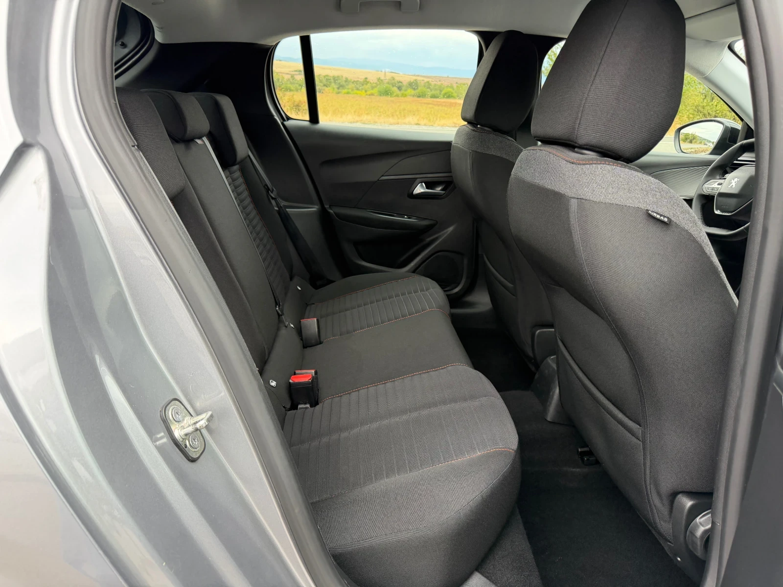 Peugeot 208 1.5 BlueHDI, снимка 7 - Автомобили и джипове - 56258162
