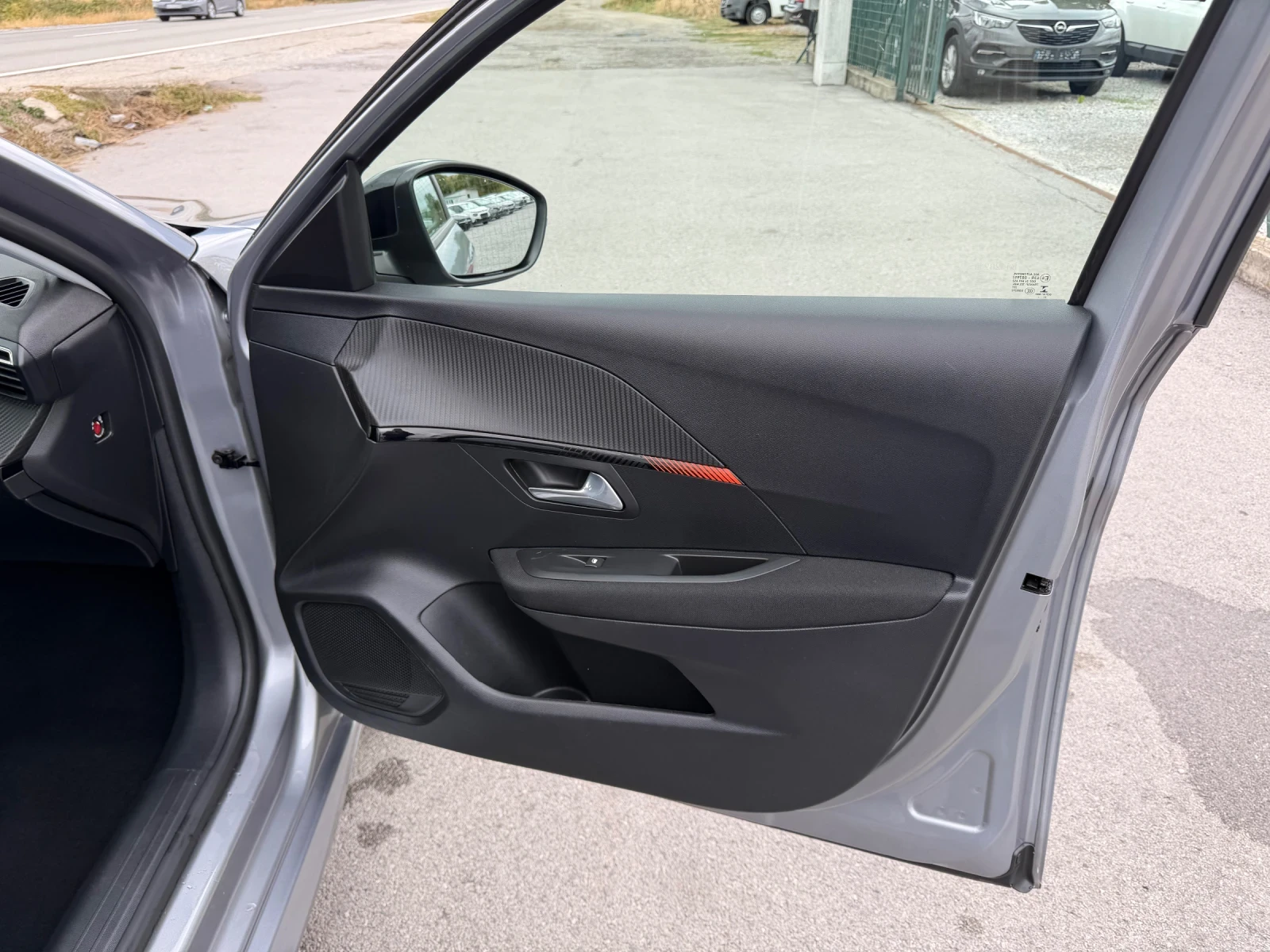 Peugeot 208 1.5 BlueHDI, снимка 11 - Автомобили и джипове - 56258162