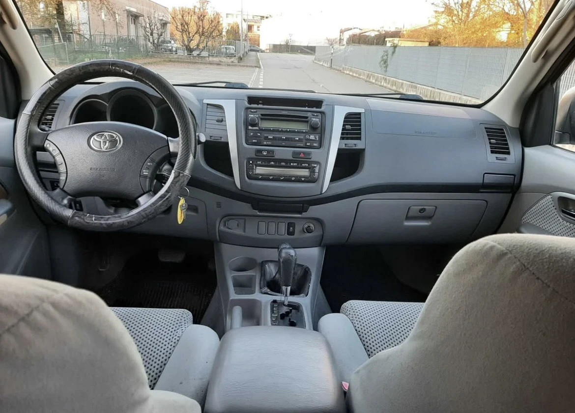 Toyota Hilux Спешно!, снимка 7 - Автомобили и джипове - 53864034