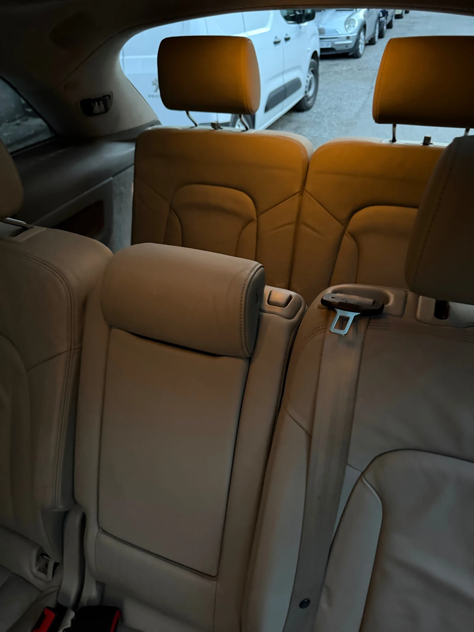 Audi Q7 4.2 FSI V8 | 7 места | ПАНОРАМА | Bose | Обслужена, снимка 17 - Автомобили и джипове - 55367297