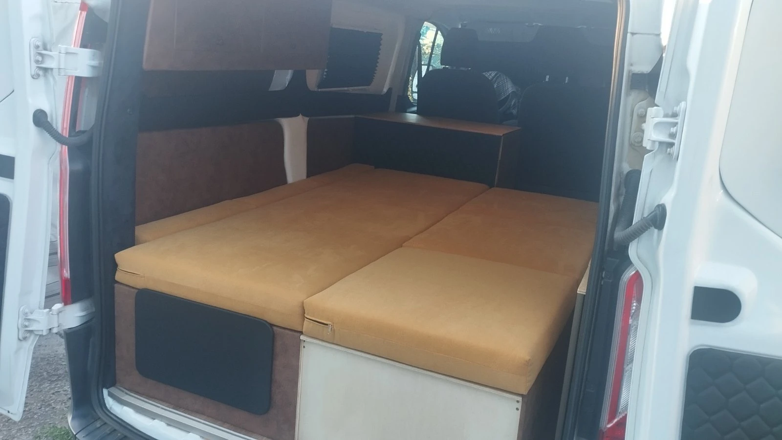 Кемпер Ford Transit Custom, снимка 10 - Каравани и кемпери - 55276699