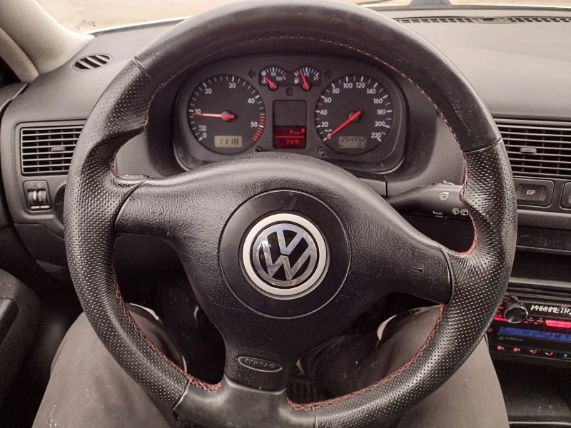 VW Golf 1.9tdi-90, снимка 11 - Автомобили и джипове - 48347622