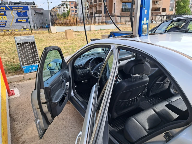 Mercedes-Benz C 220, снимка 2 - Автомобили и джипове - 52998358