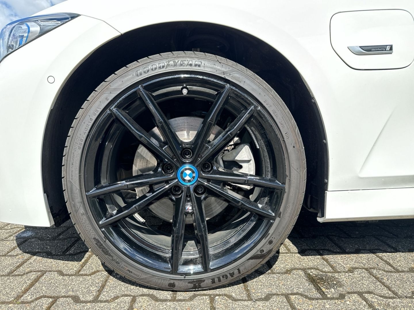 BMW 330 e xDrive = M-Sport= Shadow Line Гаранция - изображение 3