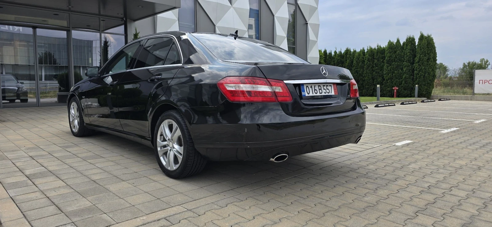 Mercedes-Benz E 350 3.0 ПЕРФЕКТЕН ЛИЗИНГ AMG ПАКЕТ - изображение 4