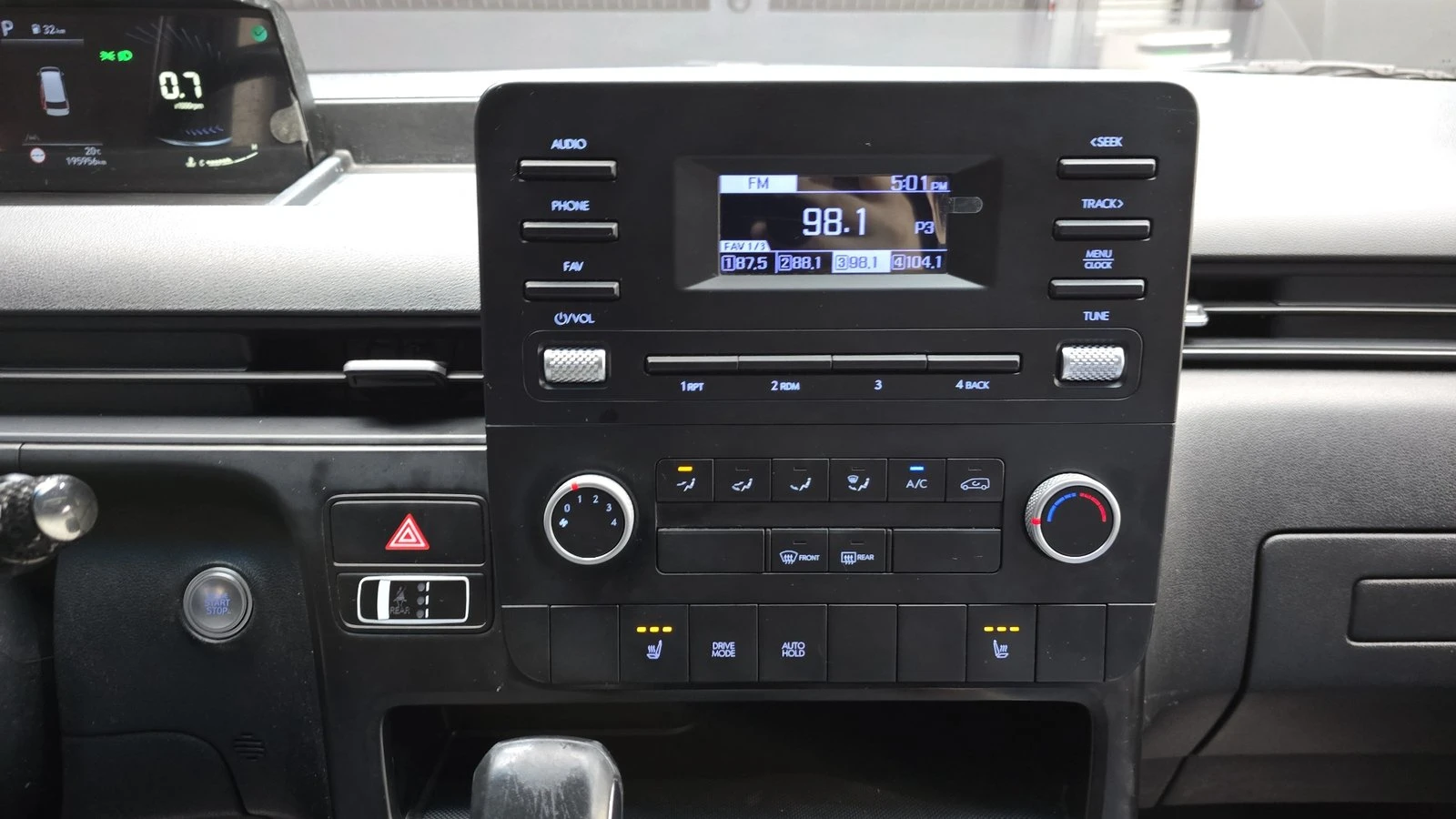Hyundai Staria Modern* BLIND SPOT* ПОДГРЕВ ВОЛАН* КРАЙНА ЦЕНА, снимка 17 - Автомобили и джипове - 55348268