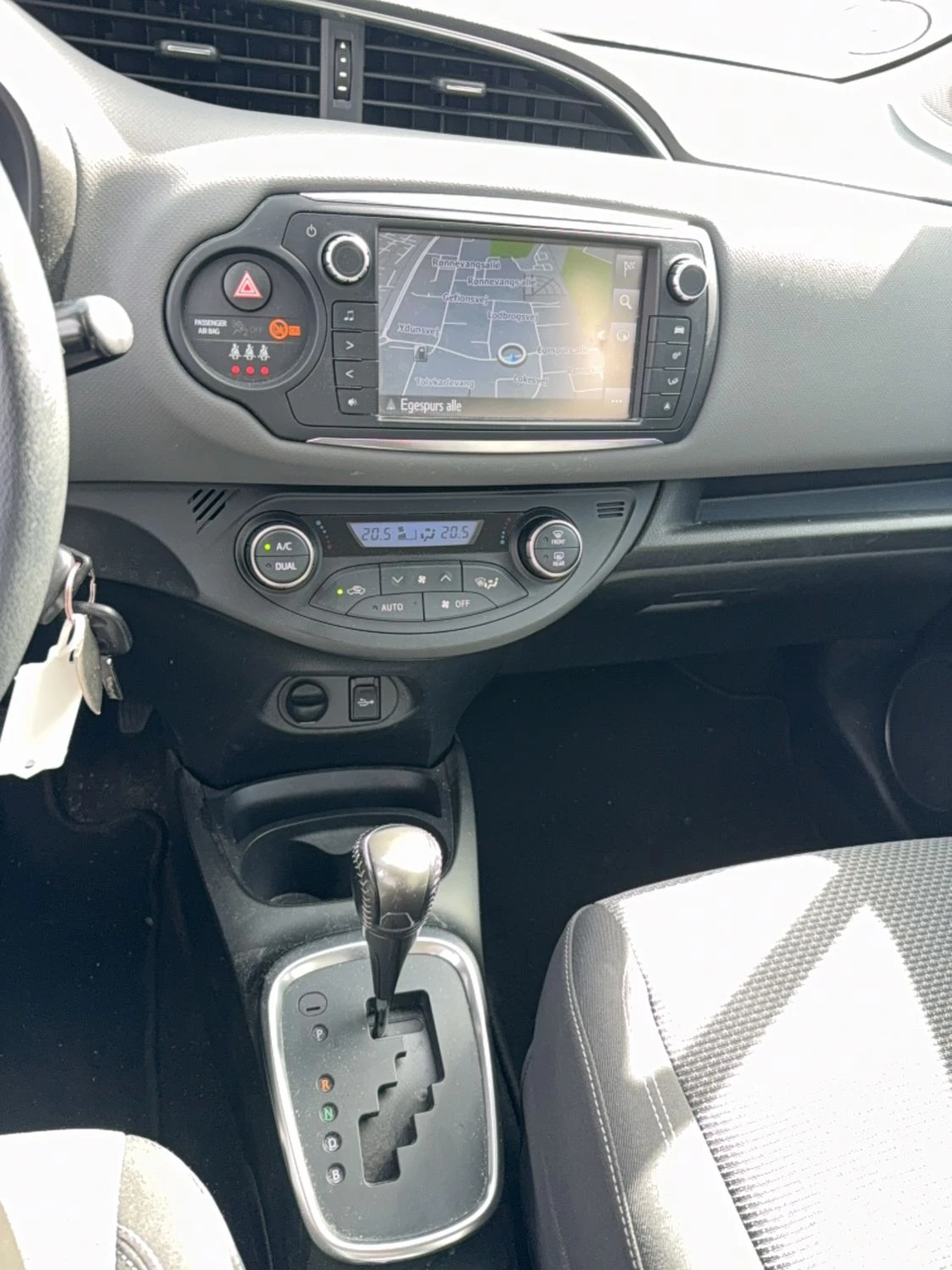 Toyota Yaris H2 1.5 Хибрид, снимка 7 - Автомобили и джипове - 55691515