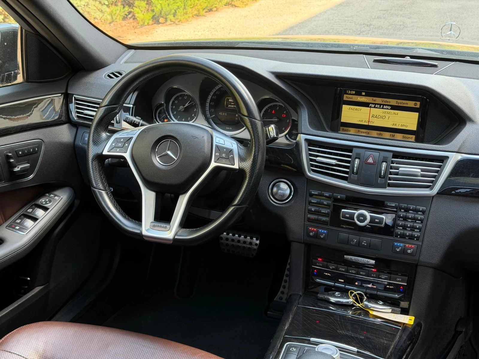 Mercedes-Benz E 350 CDI* AMG LINE* KEYLESS GO* ШИБЕДАХ* ОБСЛУЖЕН!, снимка 8 - Автомобили и джипове - 55835170