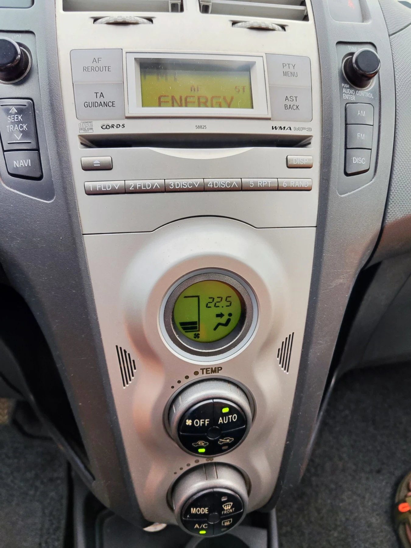 Toyota Yaris 1.0 Vvt-i   Keyless , снимка 11 - Автомобили и джипове - 56044749