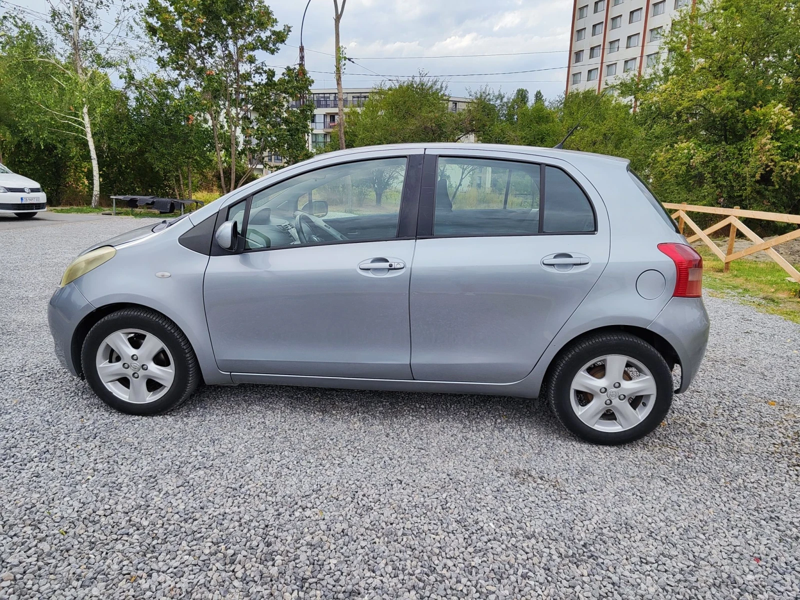 Toyota Yaris 1.0 Vvt-i   Keyless , снимка 8 - Автомобили и джипове - 56044749