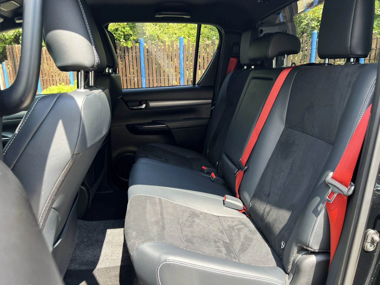 Toyota Hilux 2.8 D-4D / GR SPORT / DOUBLE CAB / JBL / LED /, снимка 13 - Автомобили и джипове - 55789901