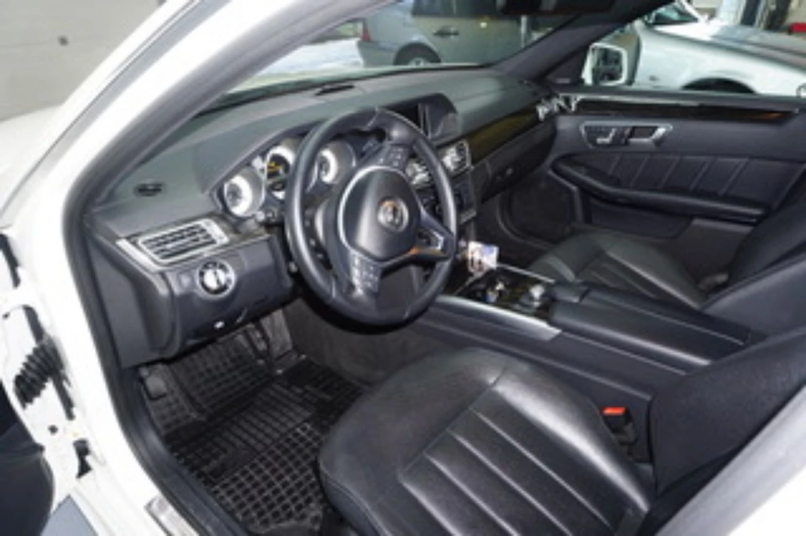 Mercedes-Benz E 500 4matic, снимка 3 - Автомобили и джипове - 51715436