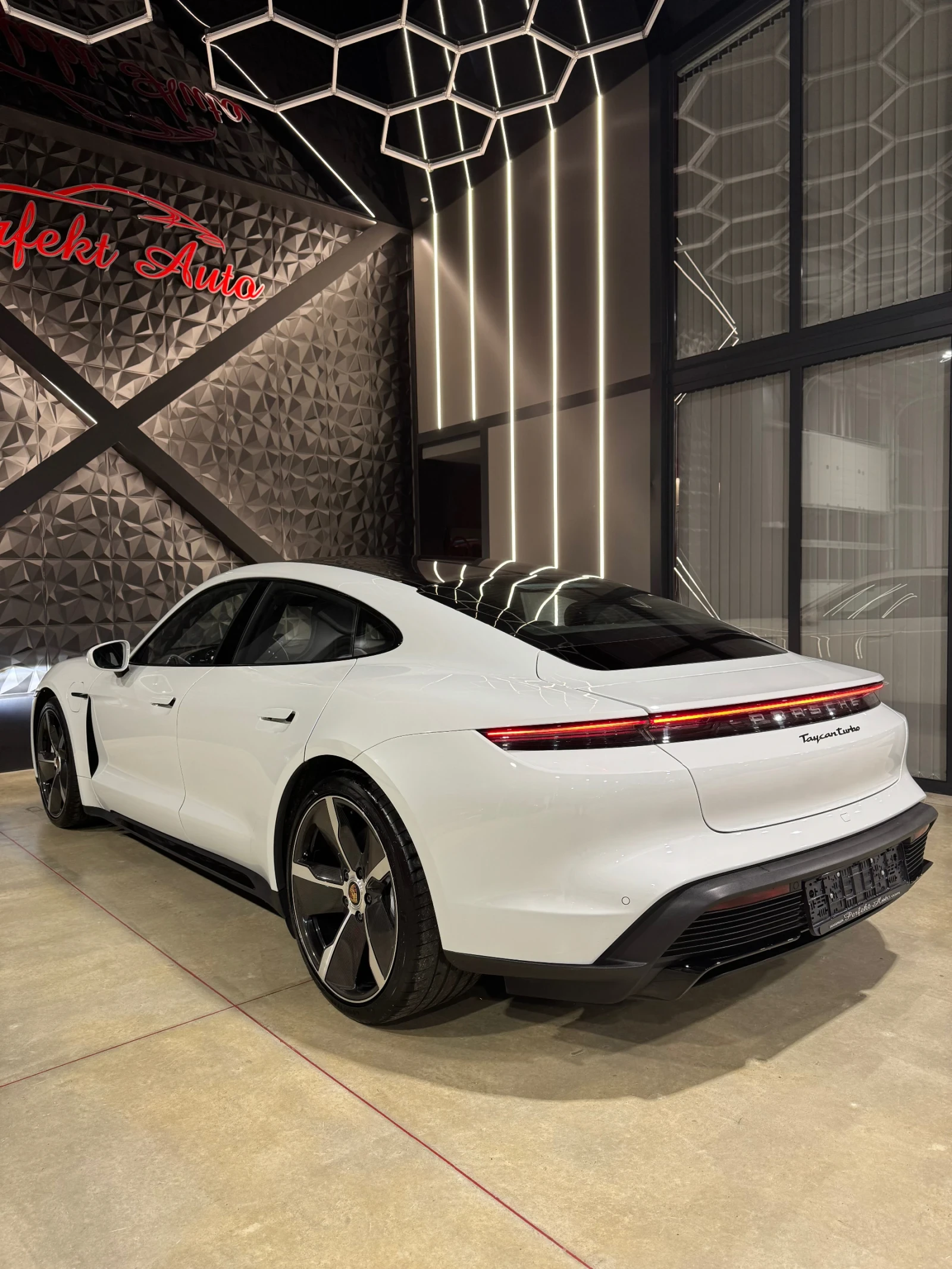 Porsche Taycan TURBO * FULL Екстри * BOSE * Панорама *  - изображение 3