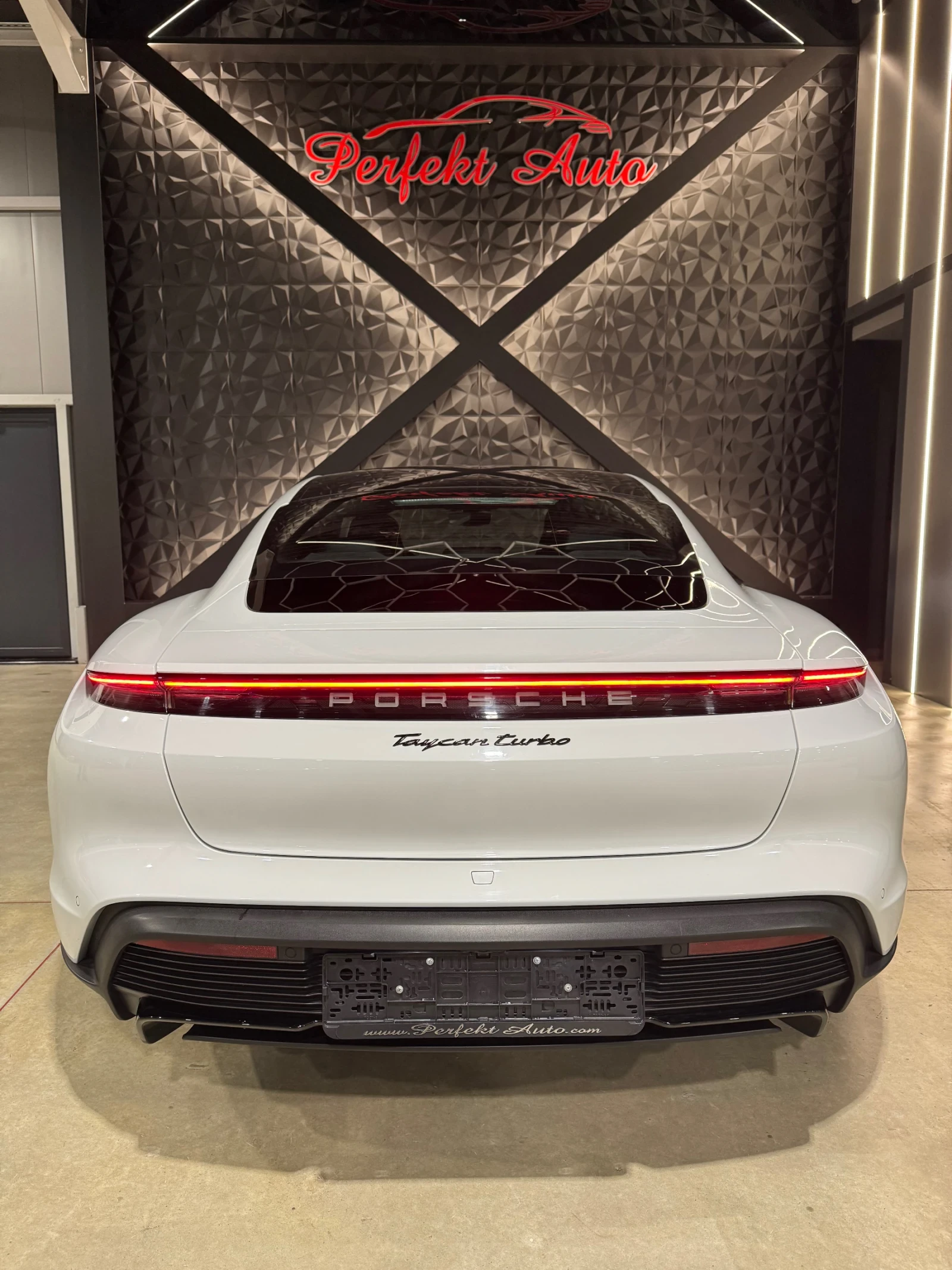 Porsche Taycan TURBO * FULL Екстри * BOSE * Панорама *  - изображение 4