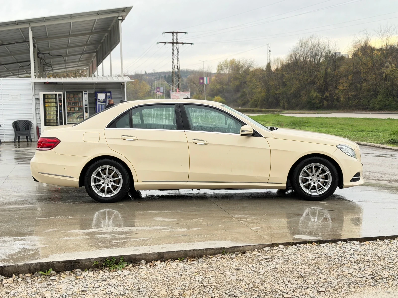 Mercedes-Benz E 220, снимка 5 - Автомобили и джипове - 53759401