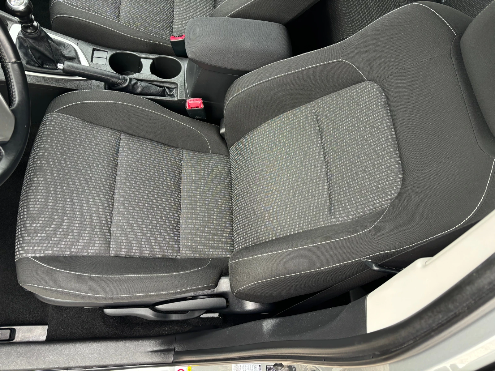 Toyota Auris 1.6 i, снимка 9 - Автомобили и джипове - 54824604