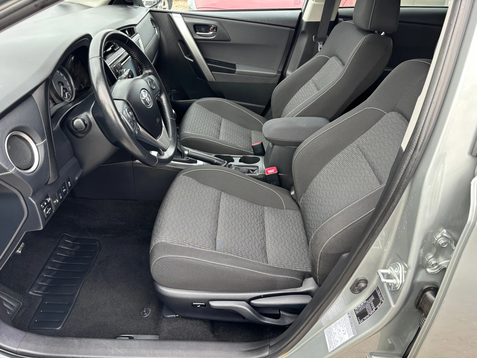Toyota Auris 1.6 i, снимка 7 - Автомобили и джипове - 54824604
