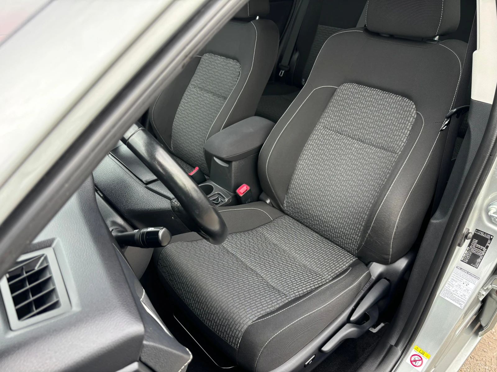 Toyota Auris 1.6 i, снимка 8 - Автомобили и джипове - 54824604