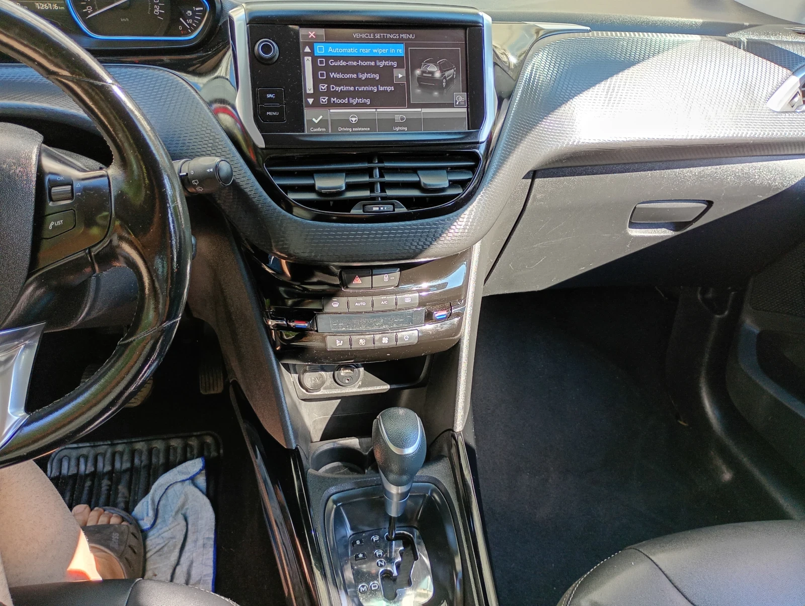 Peugeot 2008 1.2 автоматик , снимка 13 - Автомобили и джипове - 55385676