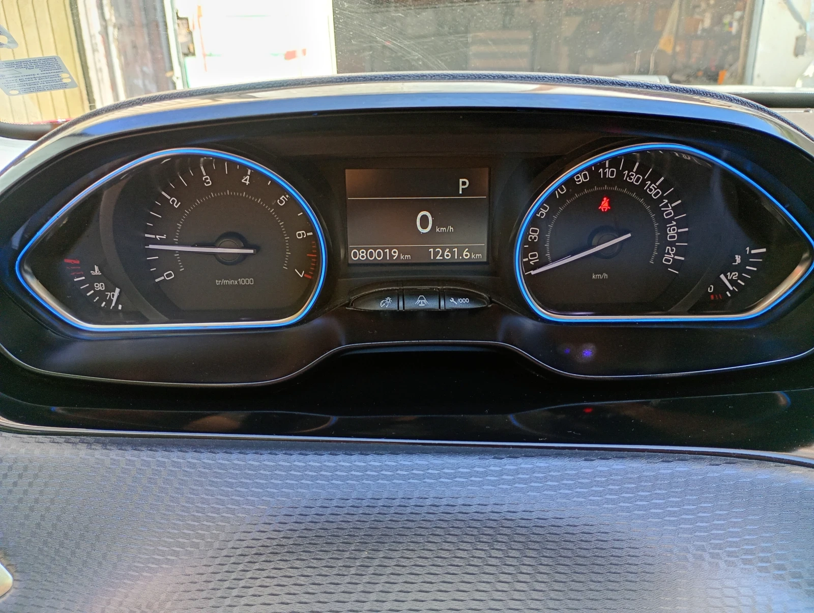 Peugeot 2008 1.2 автоматик , снимка 12 - Автомобили и джипове - 55385676