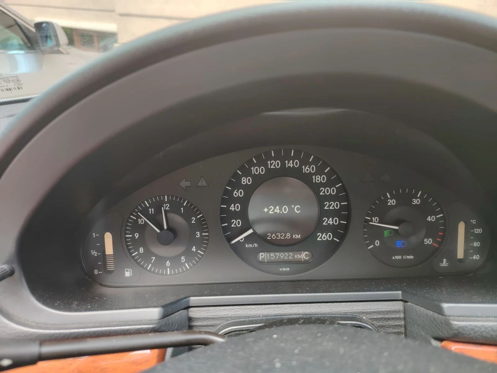 Mercedes-Benz E 220 Дизел, автомат, снимка 9 - Автомобили и джипове - 55390030