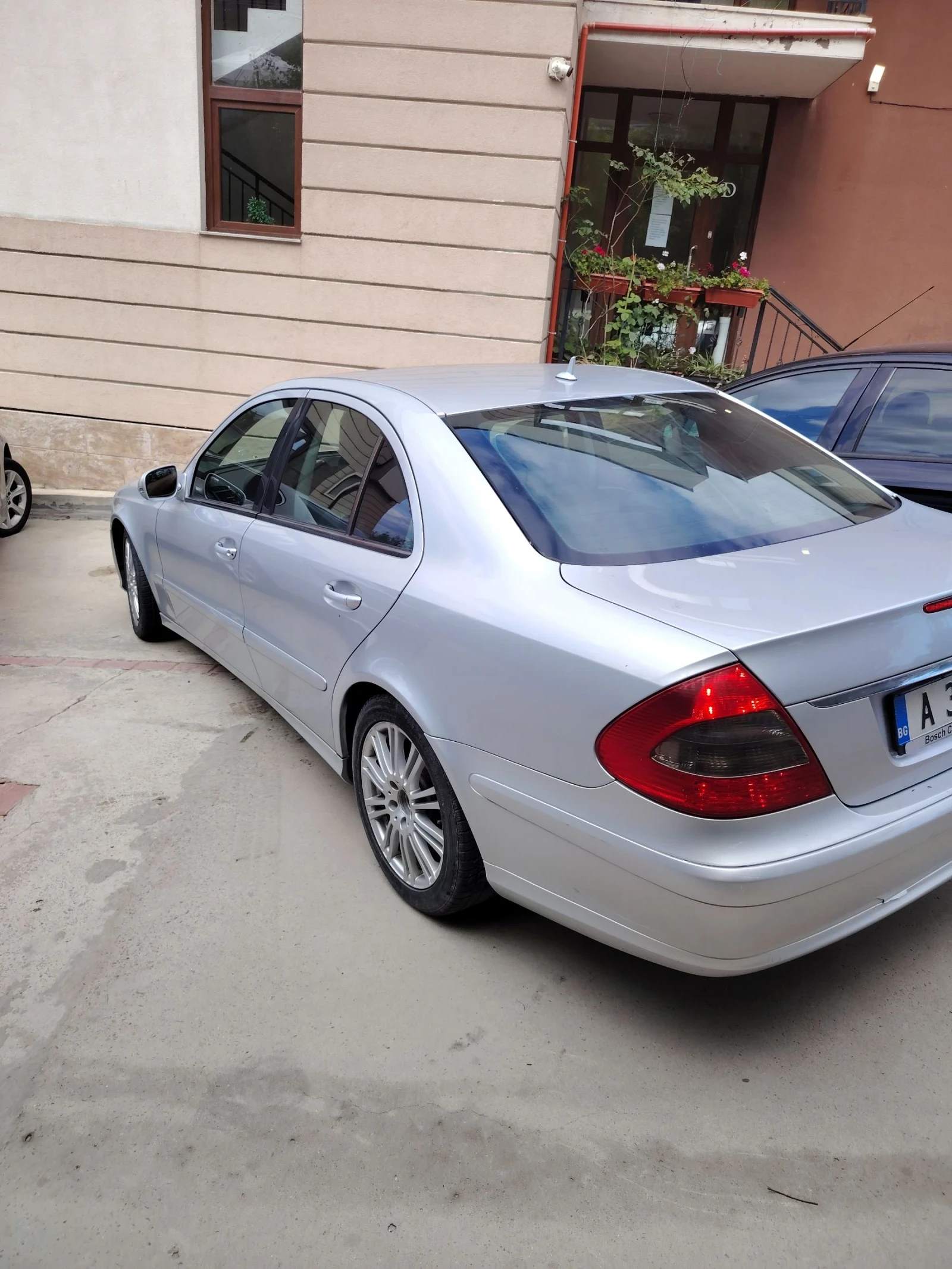 Mercedes-Benz E 220 Дизел, автомат, снимка 4 - Автомобили и джипове - 55390030
