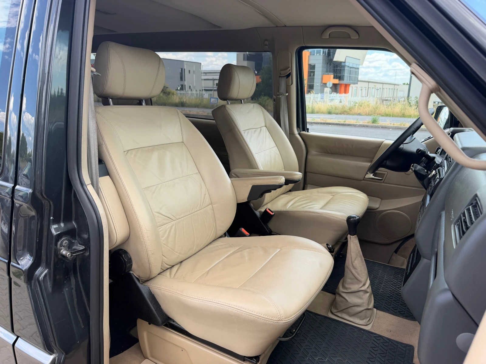 VW Caravelle 7МЕСТА#АВТОПИЛОТ#КЛИМАТРОНИК#КОЖА#ПОДГРЯВАНЕ, снимка 12 - Бусове и автобуси - 55212931
