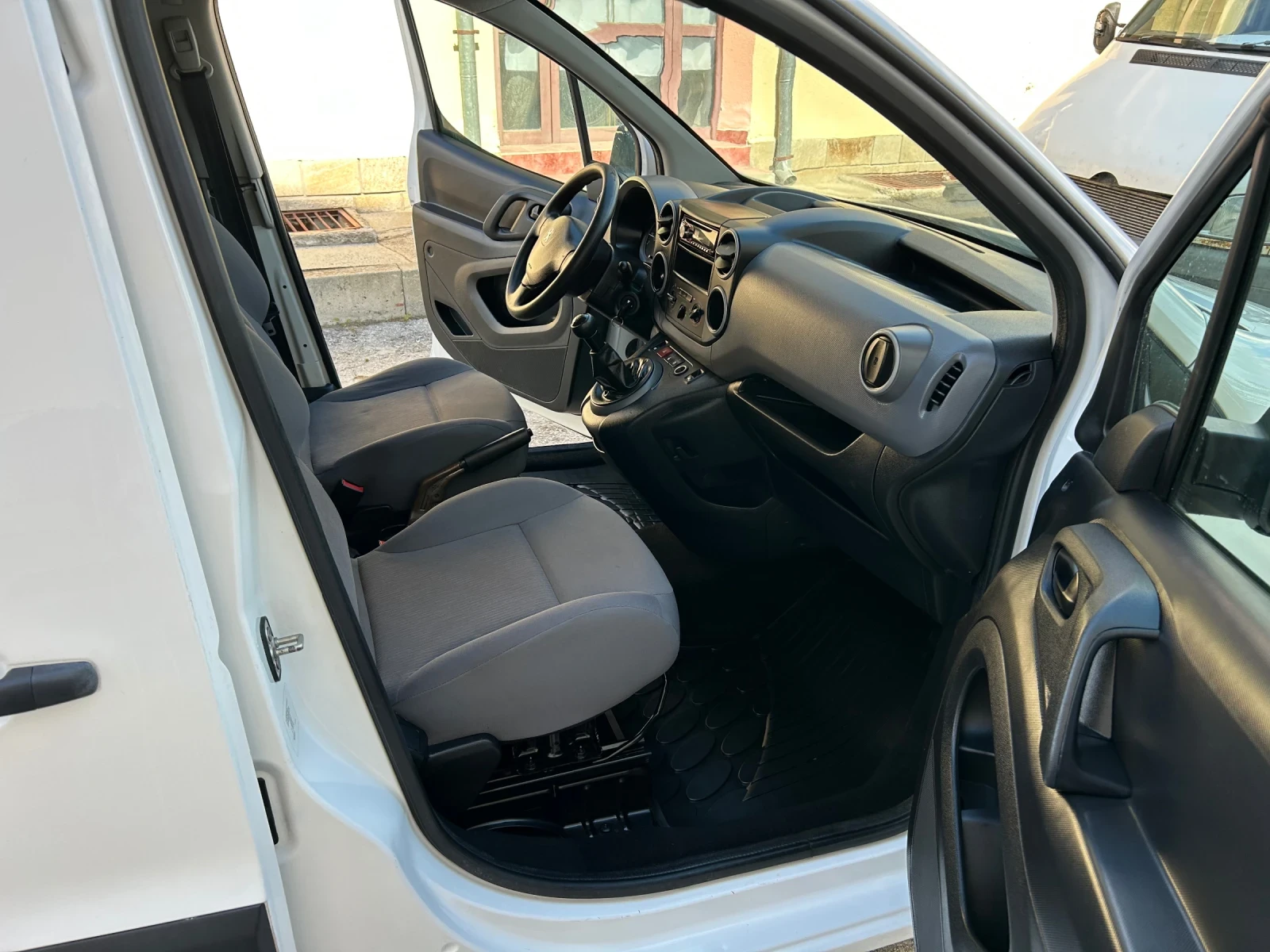 Peugeot Partner 1.6HDI FACE КЛИМАТИК, снимка 10 - Автомобили и джипове - 55666321