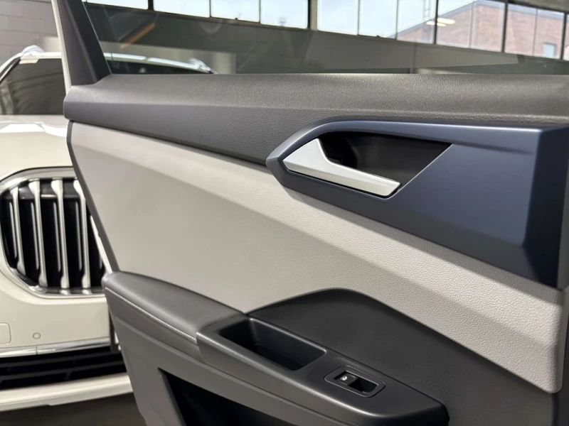 VW Taos Comfortline| ALLOYS| BACKUPCAM| HEATEDSEATS| LEATH, снимка 11 - Автомобили и джипове - 53108394