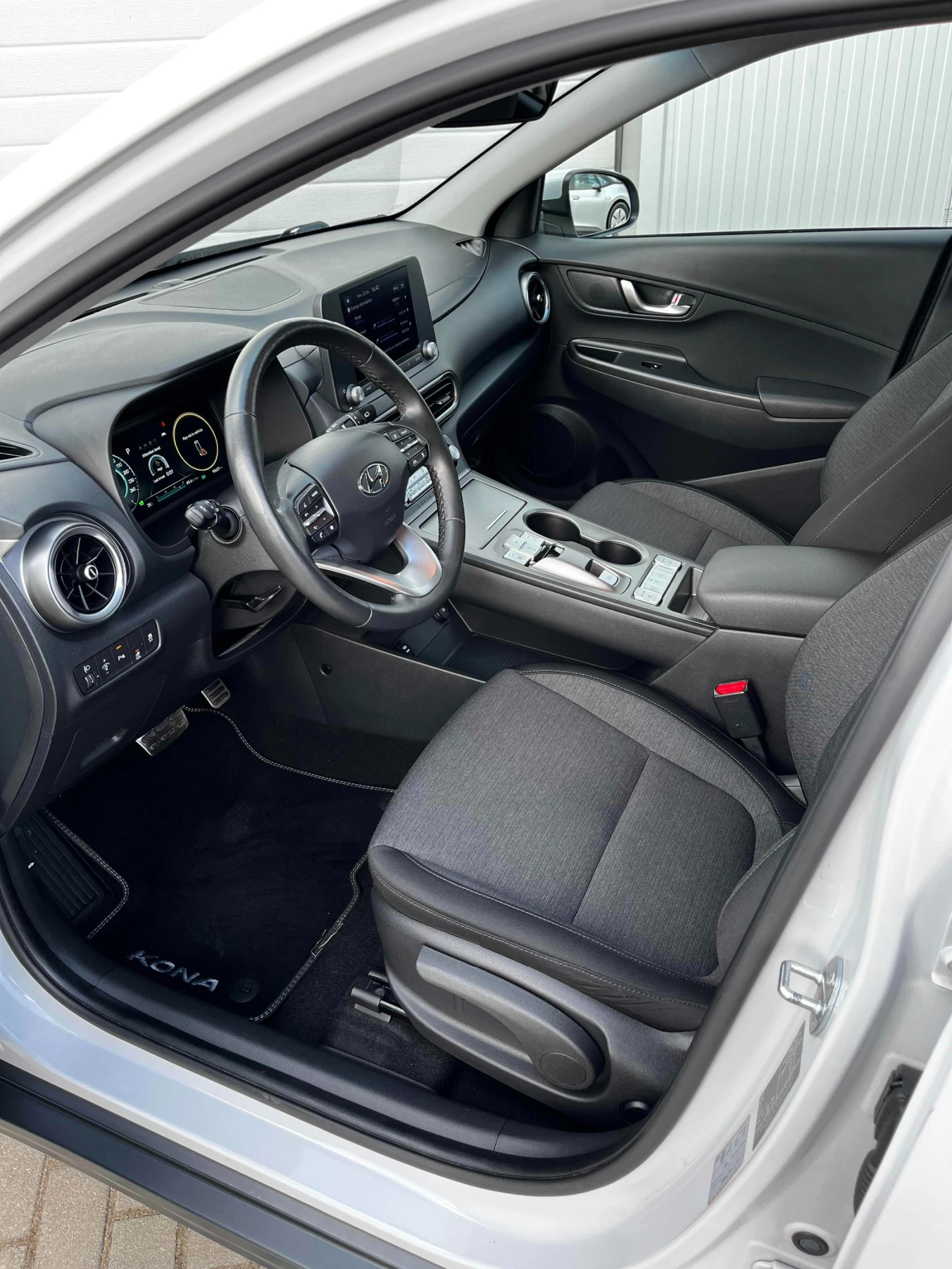 Hyundai Kona EV 98000KM. 64KW/h 204 k.с.  ТЕРМО ПОМПА, ГАРАНЦИЯ, снимка 8 - Автомобили и джипове - 55025555