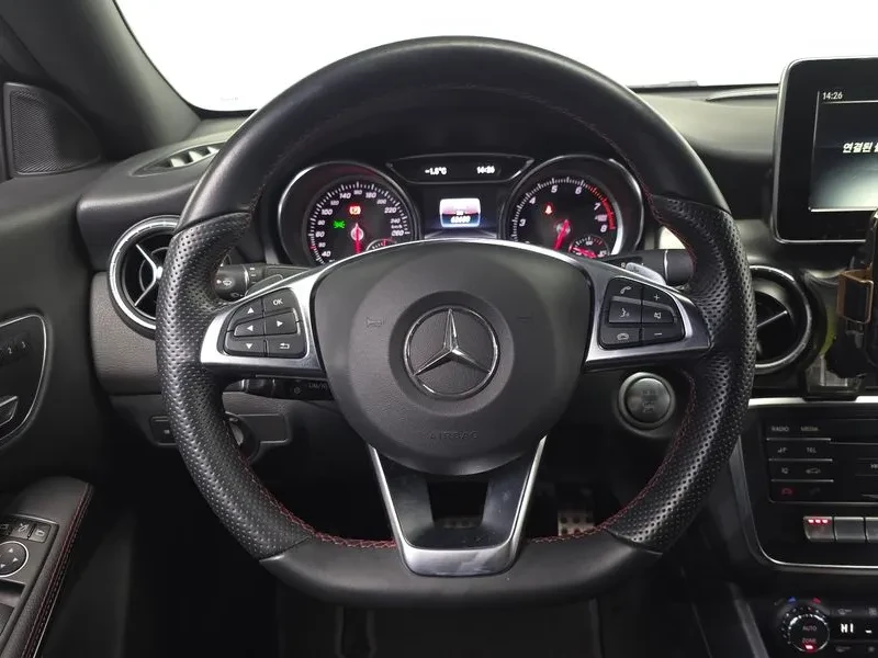 Mercedes-Benz CLA 2.5, снимка 13 - Автомобили и джипове - 54287784