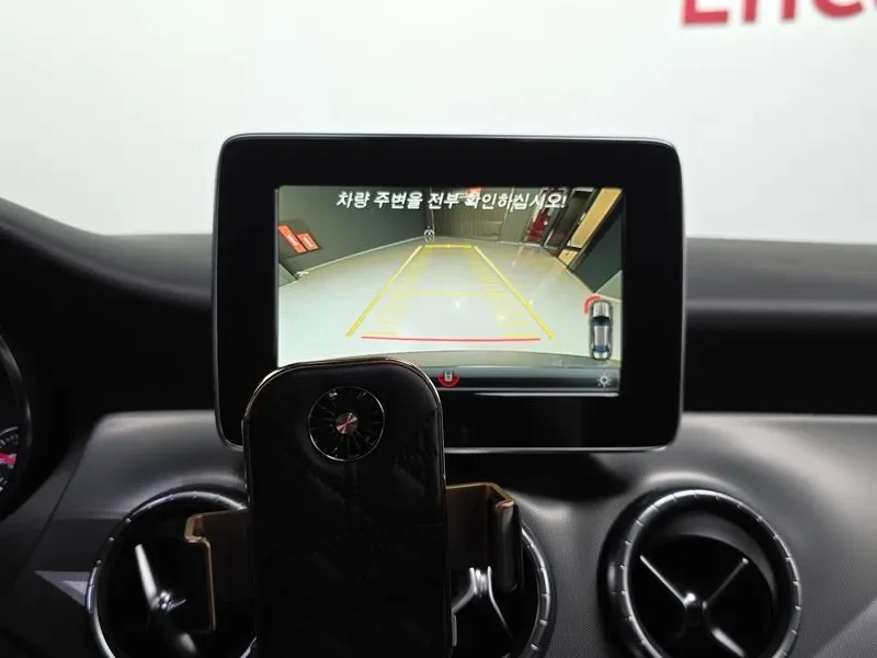 Mercedes-Benz CLA 2.5, снимка 15 - Автомобили и джипове - 54287784