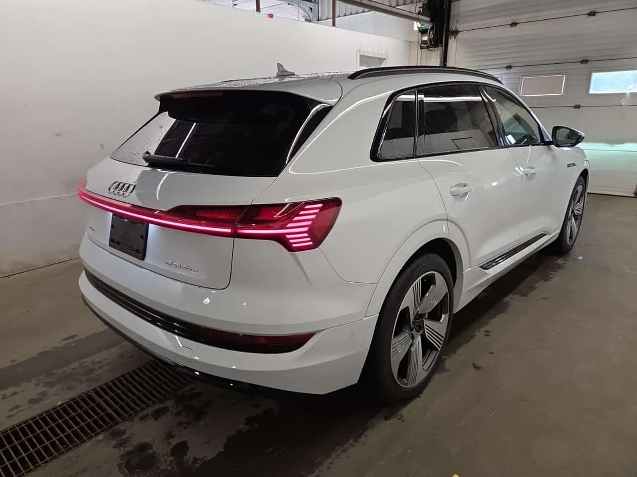 Audi E-Tron * TECHNIK * CARFAX * БЕЗ ПЪРВОНАЧАЛНА ВНОСКА, снимка 3 - Автомобили и джипове - 56277482