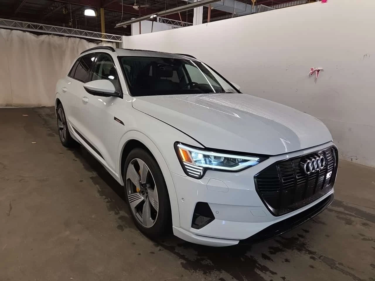 Audi E-Tron * TECHNIK * CARFAX * БЕЗ ПЪРВОНАЧАЛНА ВНОСКА, снимка 2 - Автомобили и джипове - 56277482