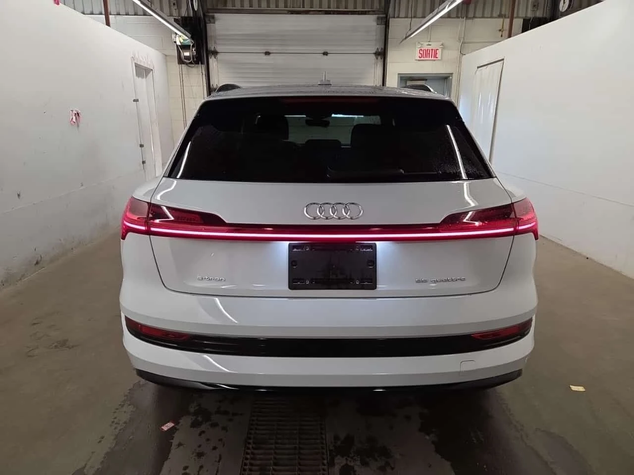 Audi E-Tron * TECHNIK * CARFAX * БЕЗ ПЪРВОНАЧАЛНА ВНОСКА, снимка 17 - Автомобили и джипове - 56277482