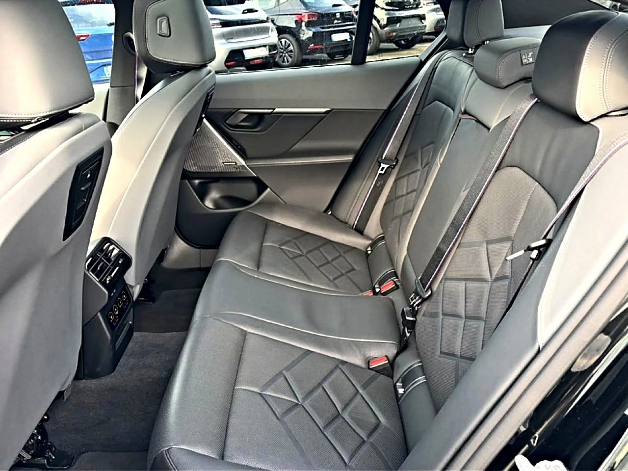BMW i5 M60 xDrive Ambient Navi Leather Panorama, снимка 13 - Автомобили и джипове - 56287868
