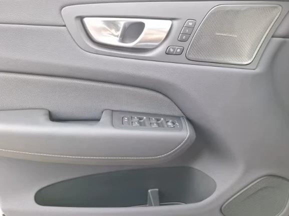 Volvo XC60 B4 AWD = Plus Dark = Гаранция - изображение 4