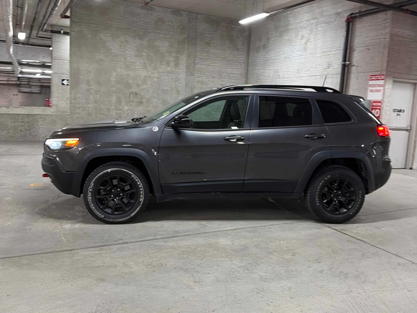 Jeep Cherokee * Trailhawk * CARFAX * БЕЗ ПЪРВОНАЧАЛНА ВНОСКА, снимка 2 - Автомобили и джипове - 56001641
