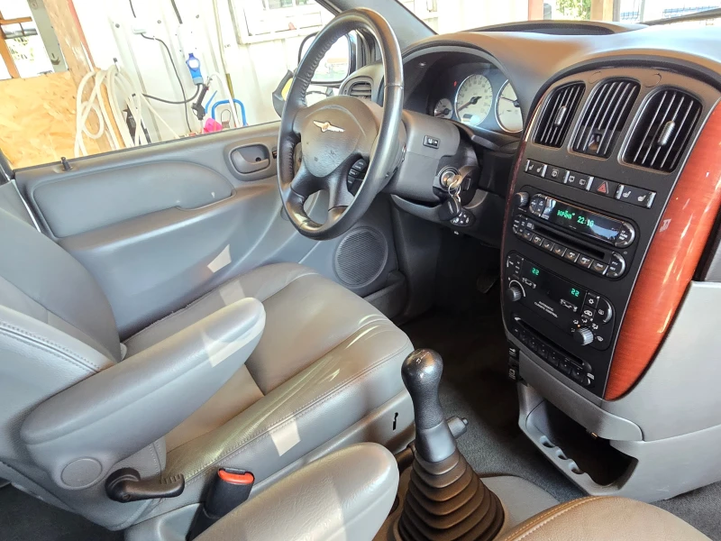 Chrysler Voyager 2.5CRD/Kожен салон/6+ 1места/Лизинг, снимка 15 - Автомобили и джипове - 51909277