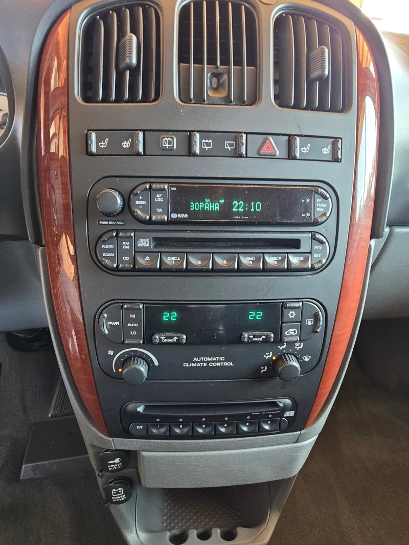 Chrysler Voyager 2.5CRD/Kожен салон/6+ 1места/Лизинг, снимка 16 - Автомобили и джипове - 51909277