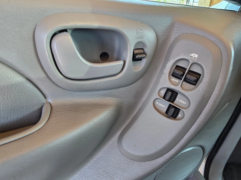 Chrysler Voyager 2.5CRD/Kожен салон/6+ 1места/Лизинг, снимка 7 - Автомобили и джипове - 51909277