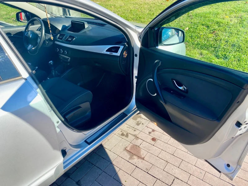 Renault Megane 1.5 dci, снимка 8 - Автомобили и джипове - 52721053