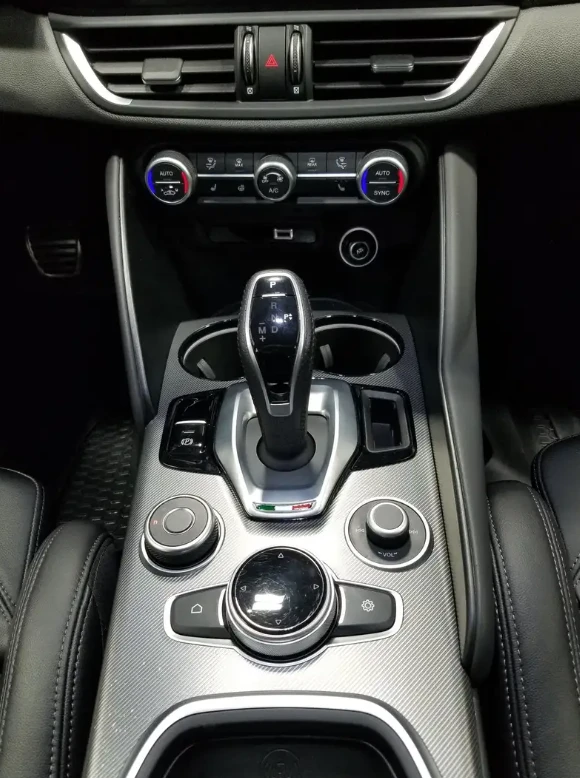 Alfa Romeo Giulia Veloce Q4, снимка 9 - Автомобили и джипове - 55009052