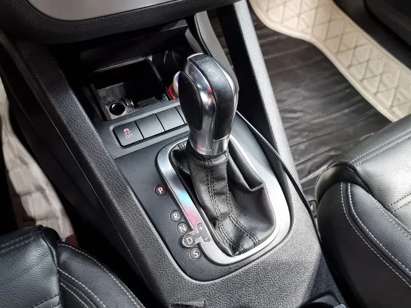 VW Scirocco 2.0 Tdi R-Line, снимка 9 - Автомобили и джипове - 55888019
