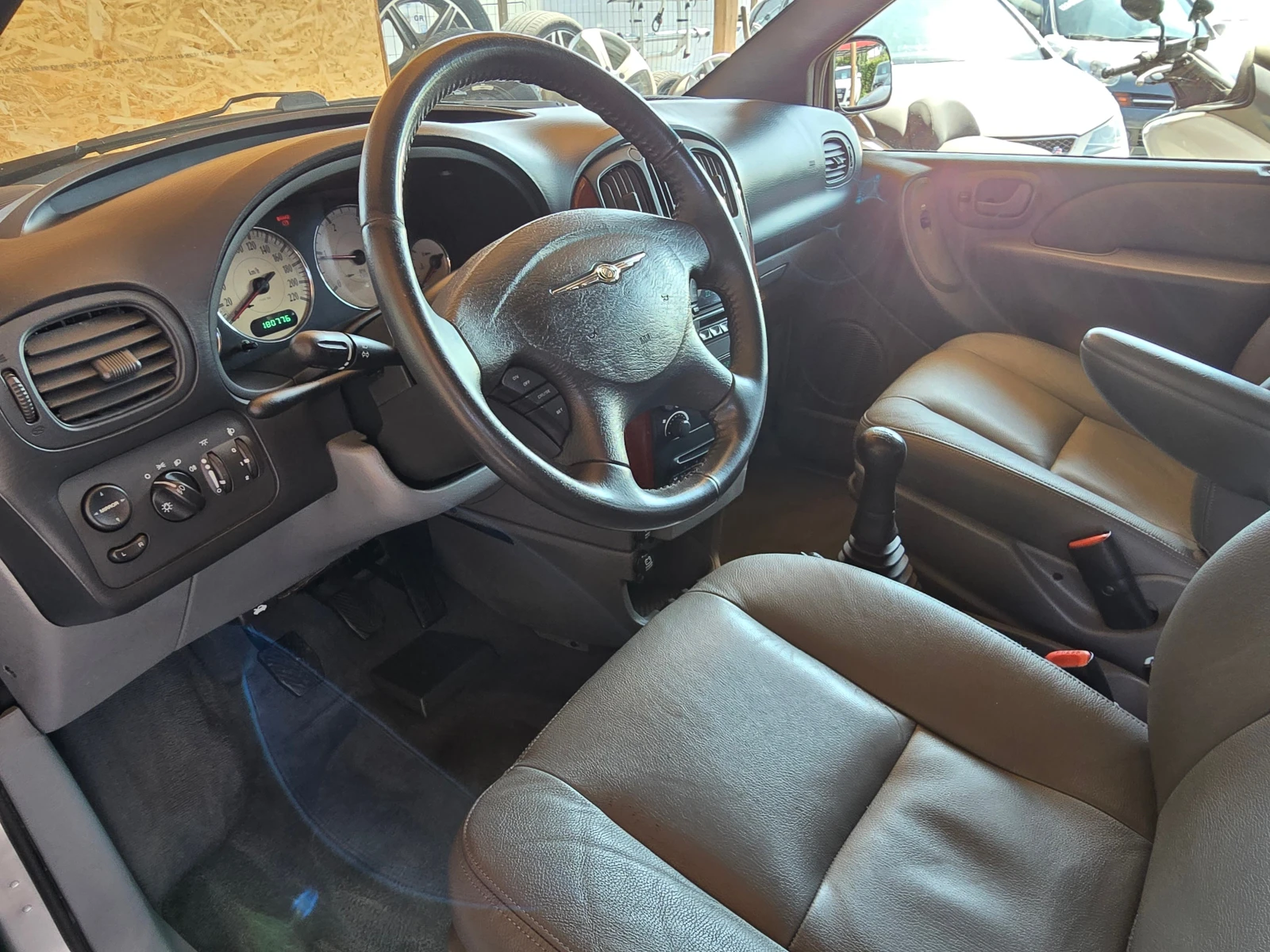 Chrysler Voyager 2.5CRD/Kожен салон/6+ 1места/Лизинг - изображение 8