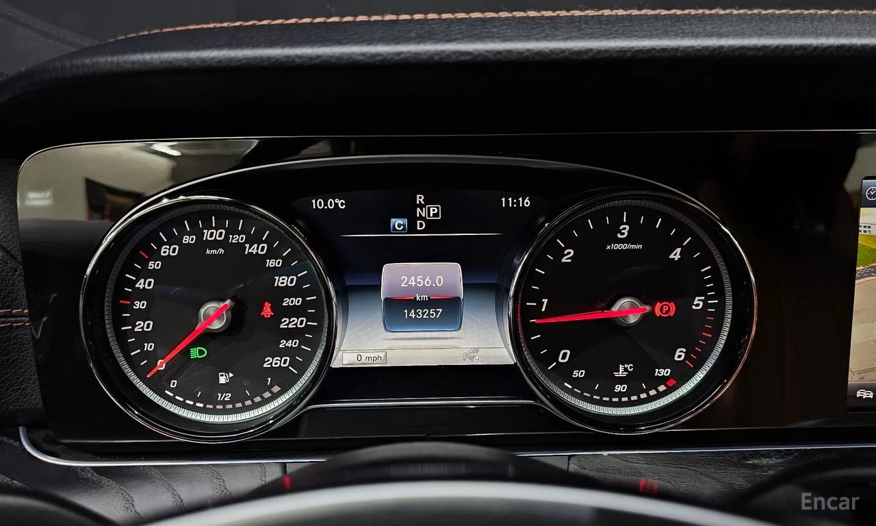 Mercedes-Benz E 220 d* COUPE* AMG* HEAD-UP* AMBIENT* ПАНОРАМА* КАМЕРА, снимка 13 - Автомобили и джипове - 54623327